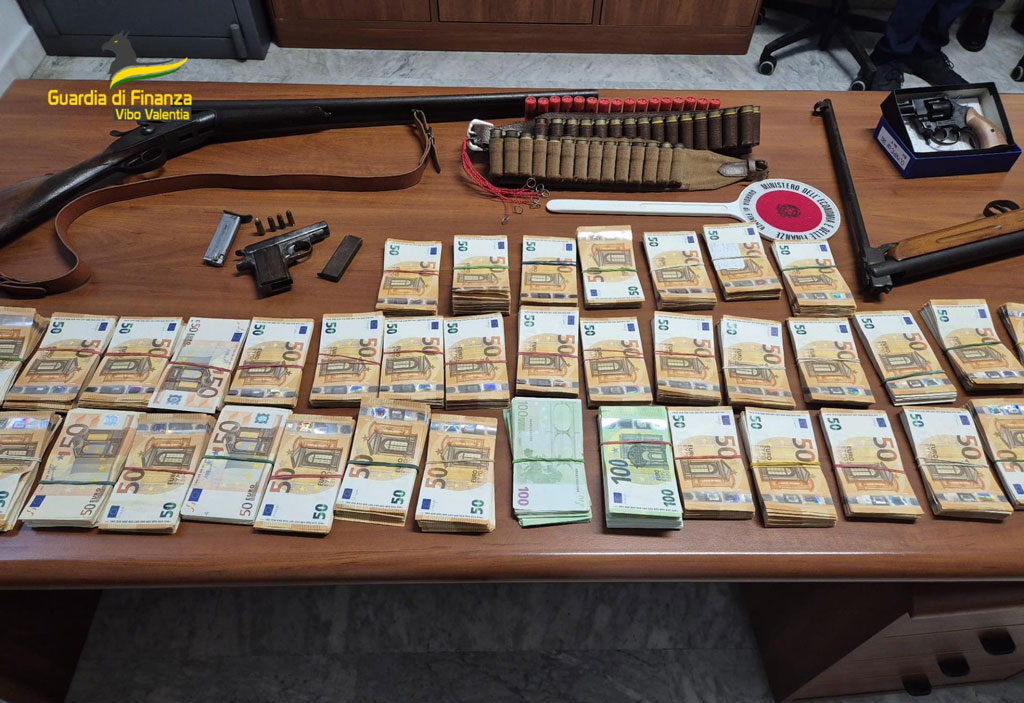 Possesso illegale di armi e munizioni, sequestrati 126mila euro in contanti: un arresto a Tropea