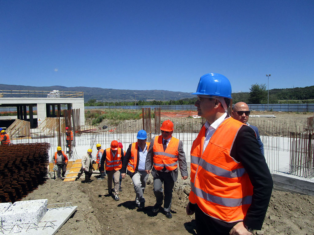 Lamezia, sopralluogo dell'Amministrazione nel cantiere del nuovo Palazzetto dello Sport