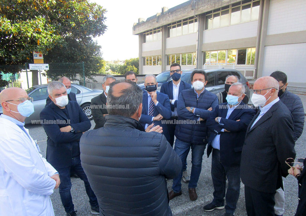 Lamezia, sopralluogo di sindaco e consiglieri all'ospedale per chiedere riapertura malattie infettive