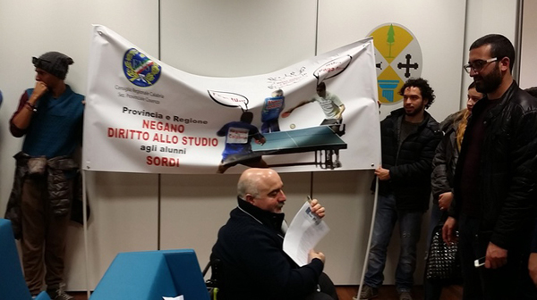 Sospensione servizio per sordomuti, protesta a Catanzaro 