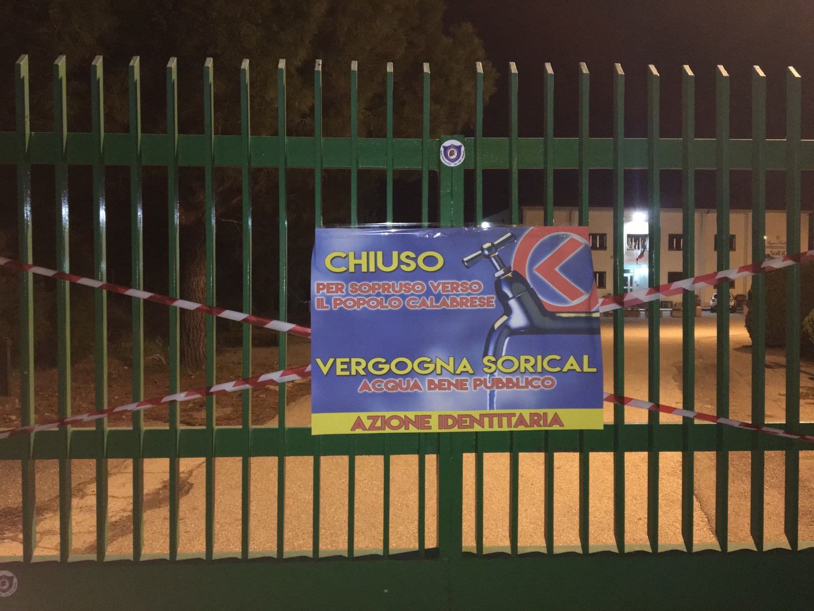 Servizio idrico, protesta di Azione identitaria davanti sede Sorical