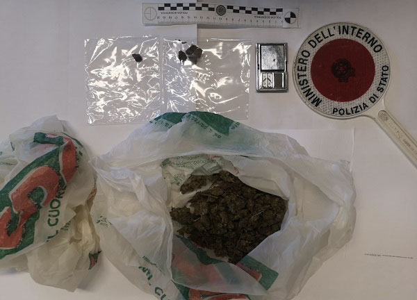 Nascondeva droga in casa a Catanzaro, denunciato