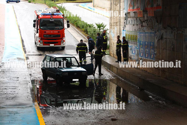 Lamezia: Tragedia sfiorata nel sottopasso di via De Sensi, pensionato s'impantana ma viene salvato