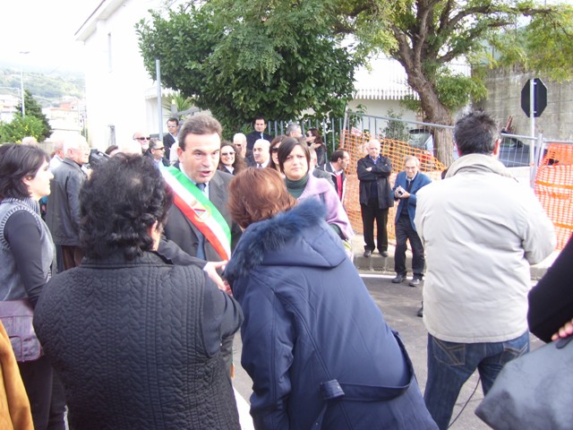 sottopasso_007Il_sindaco_saluta_i_cittadini_dopo_avere_inaugurato_il_sottopasso