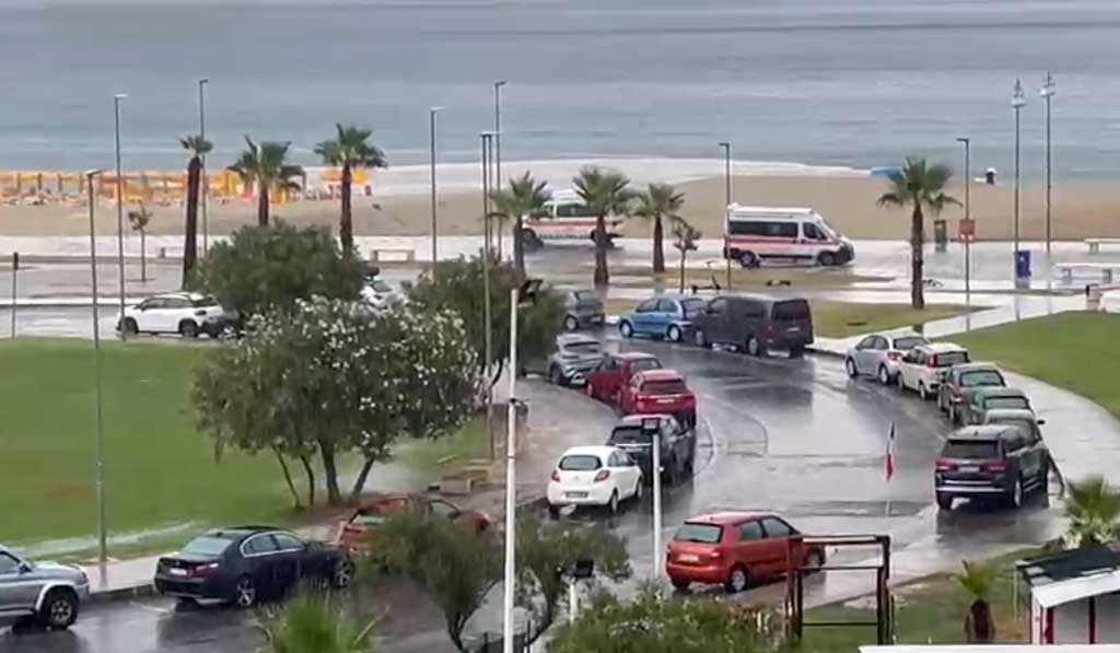 Paura sulla spiaggia di Soverato, uomo colpito da un fulmine: è grave, feriti altri tre familiari