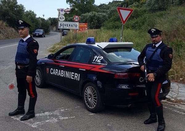 Molesta donna al telefono e minaccia suicidio sotto casa sua, arrestato 44enne nel catanzarese