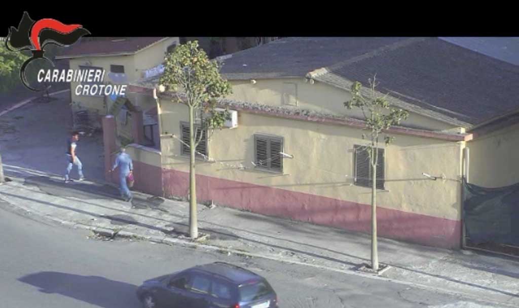 Spaccio vicino scuole utilizzando minori: 13 arresti a Crotone