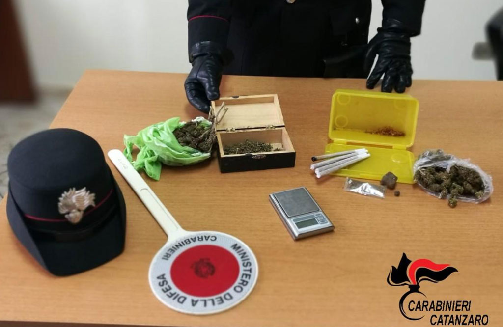 Spacciava droga in zona rossa, arrestata 49enne di Vallefiorita