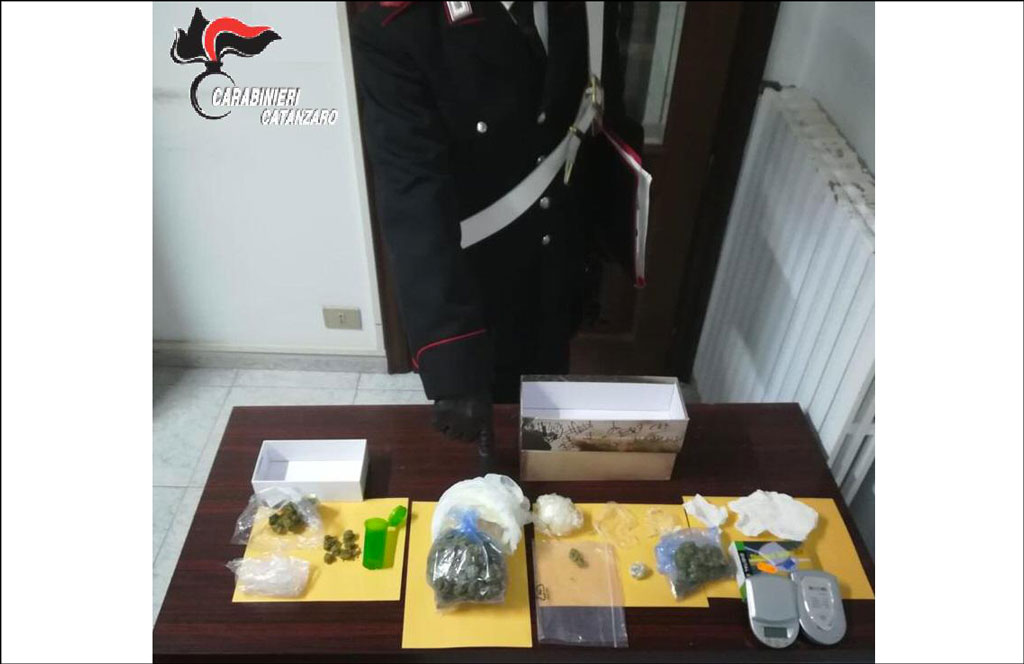 Gestivano attività di spaccio a domicilio, in manette due fratelli a Satriano
