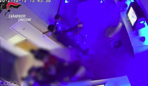 Perde a videopoker e spara contro slot machine, un arresto nel Crotonese