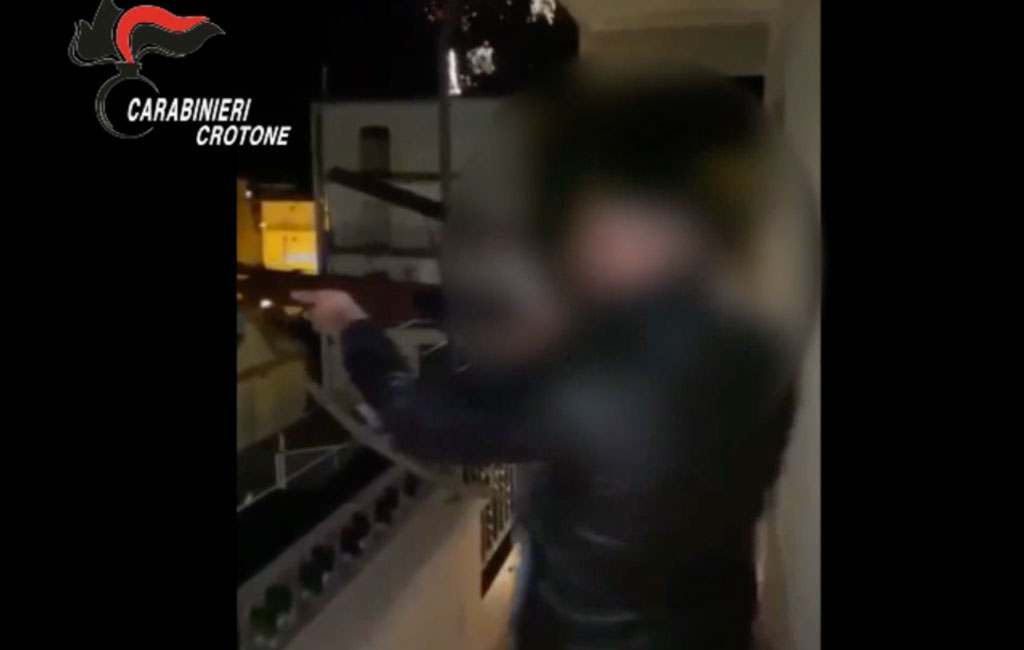 Fucilate dal balcone a capodanno a Crotone, video social incastra famiglia