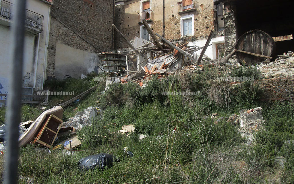 Lamezia, l'area dell'ex palestra di via Belvedere trasformata in discarica
