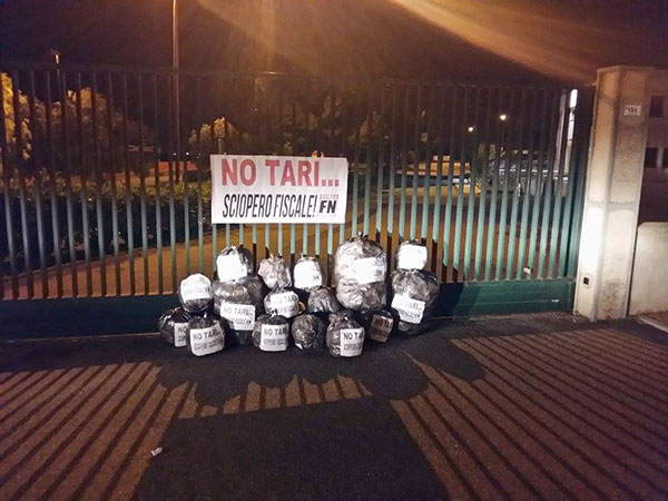 Lamezia: Forza Nuova, spazzatura davanti Comune contro aumento Tari