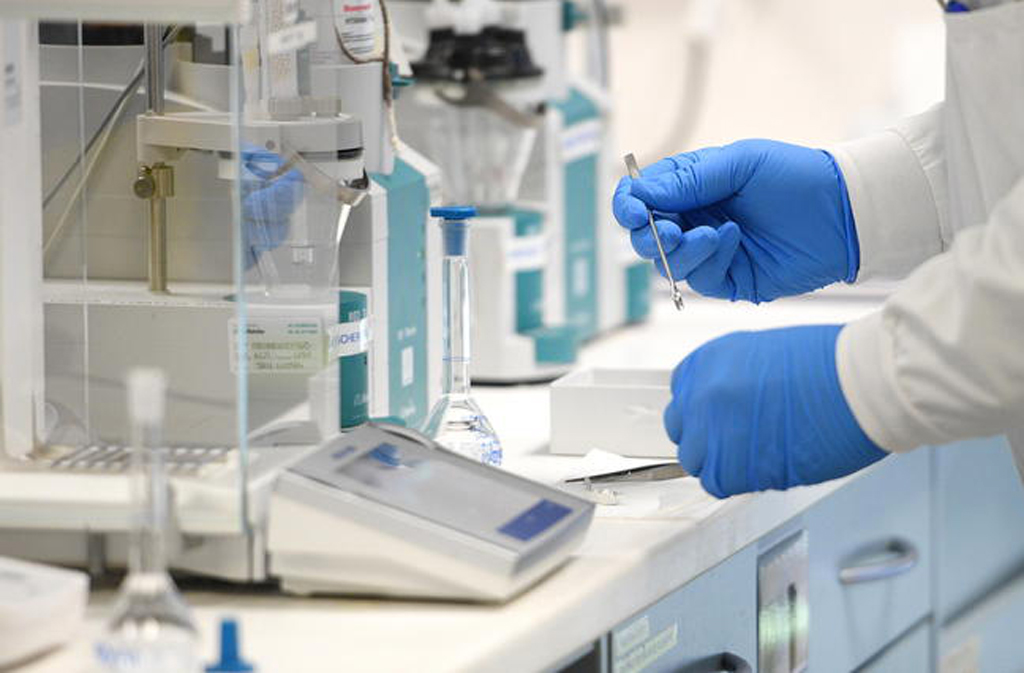 Coronavirus, stop temporaneo a sperimentazione vaccino AstraZeneca dopo reazione sospetta