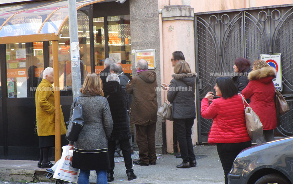 spese-e-fila-supermercati-coronavirus-lamezia-2020.jpg