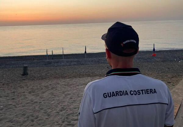 Ombrelloni e sdraio per occupare tratto spiaggia, sequestri nel Catanzarese