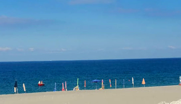 spiaggia-ombrelloni-posto-falerna.jpg