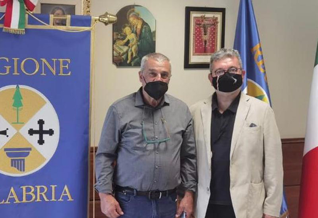 Artigianato, Spirlì incontra il maestro Grenci che dal 1962 produce pipe: "Orgoglio di Calabria"