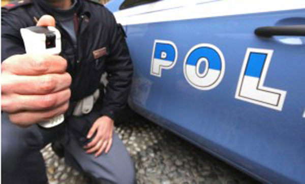 Aggredisce poliziotti, 21enne viene arrestato con spray al peperoncino a Cosenza