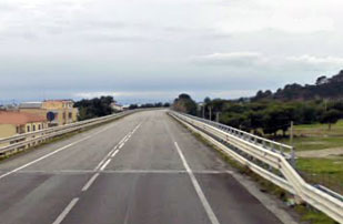 Calabria: Donna tenta suicidio su SS 106, salvata da guardia di finanza