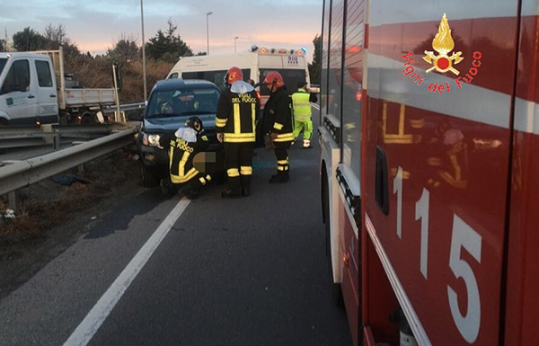 Suv si ribalta su SS 106, ferita donna