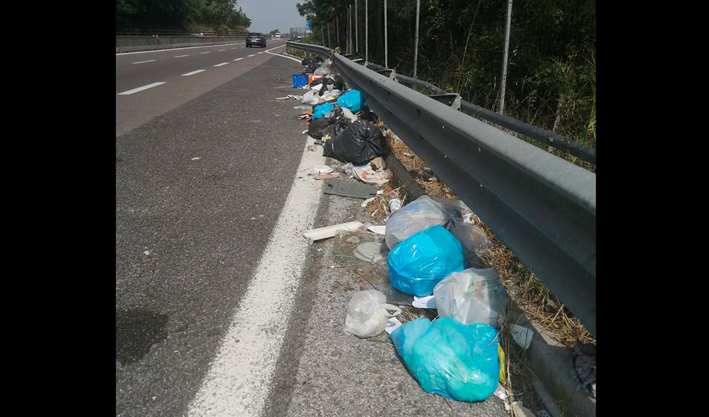 Italia Nostra Lamezia: "Sulla SS 280 cumuli di rifiuti e spazzatura di ogni genere"