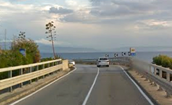 Scontro tra auto su statale 18 a Gizzeria, tre feriti 
