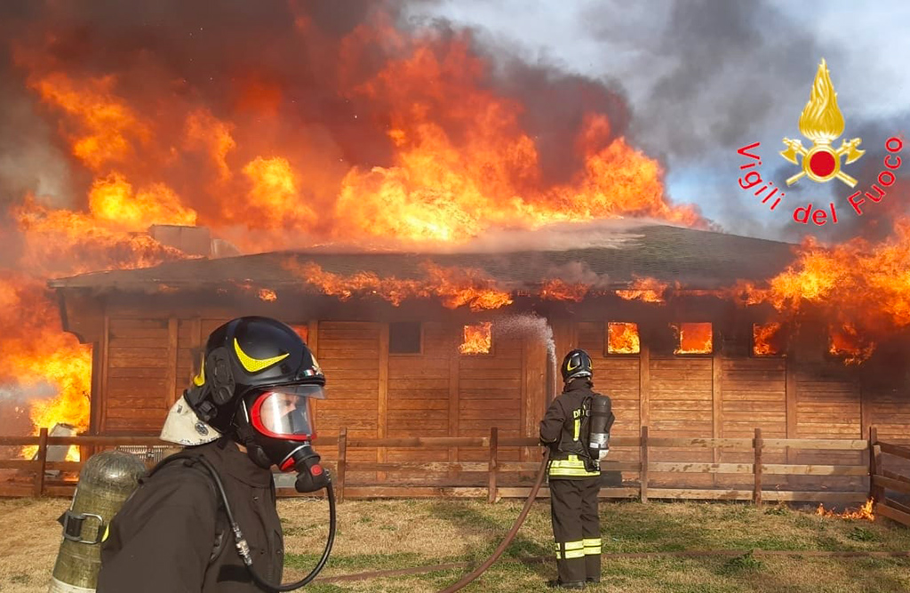 Stabilimenti balneari in fiamme nel Catanzarese, indagini dei Carabinieri