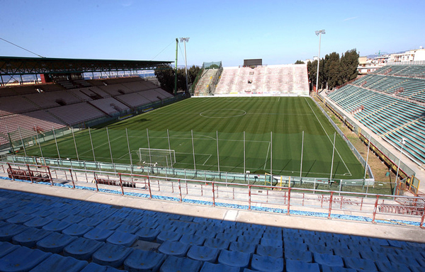 Trovate fiaccole allo stadio Granillo di Reggio, sequestrate