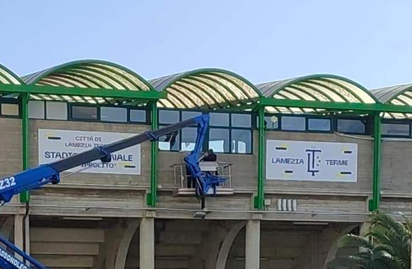 Lamezia, cambio d'insegne su facciata stadio “Guido D’Ippolito”