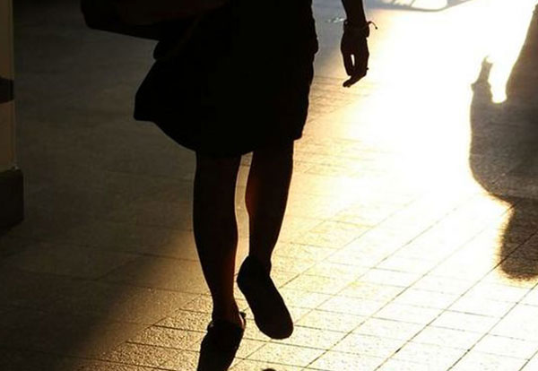 Molesta e insegue donna che si nasconde in negozio e chiama polizia, arrestato 57enne a Reggio
