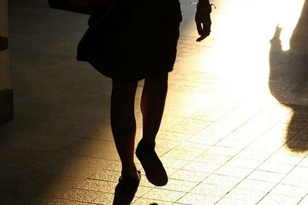 Molesta una donna a Crotone, arrestato grazie a foto scattata dalla vittima