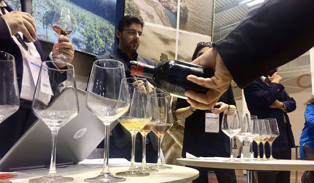 Vini calabresi protagonisti alla prima giornata di Vinitaly, Oliverio: soddisfatto della presenza di tanti giovani imprenditori