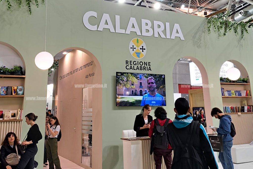 stand-calabria-salone-del-libro-19-maggio-2023_702fc.jpg