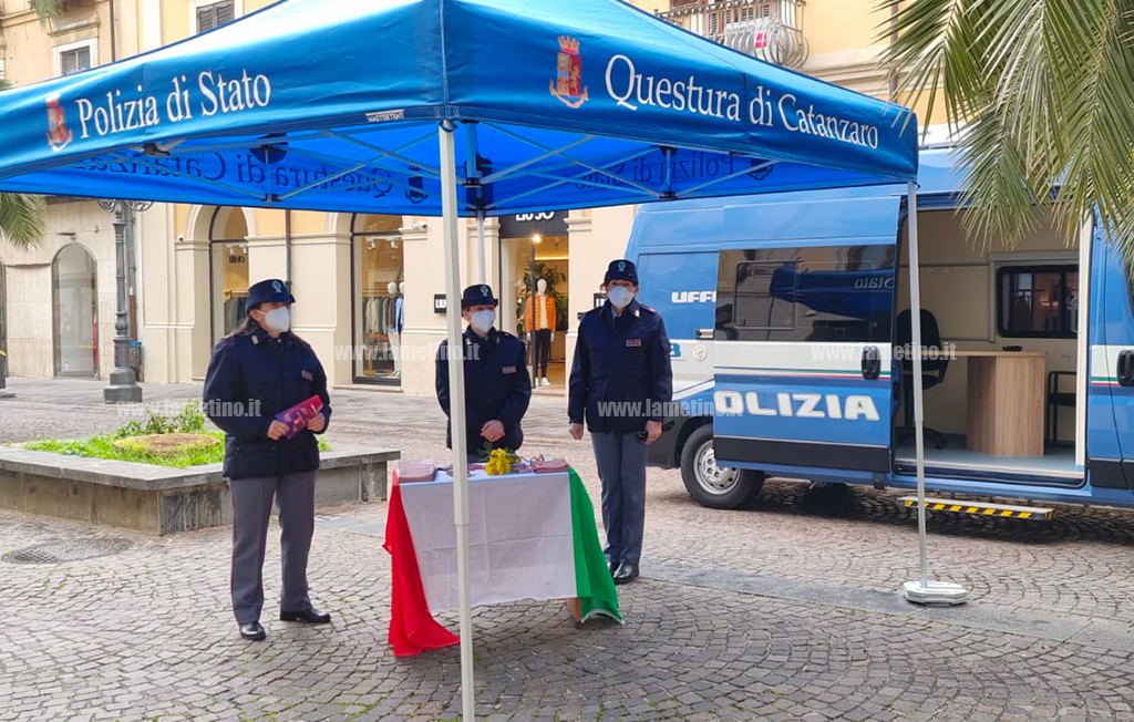 stand-polizia_686cf.jpg