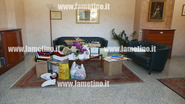 stanza-sindaco-lamezia-scatoloni.jpg