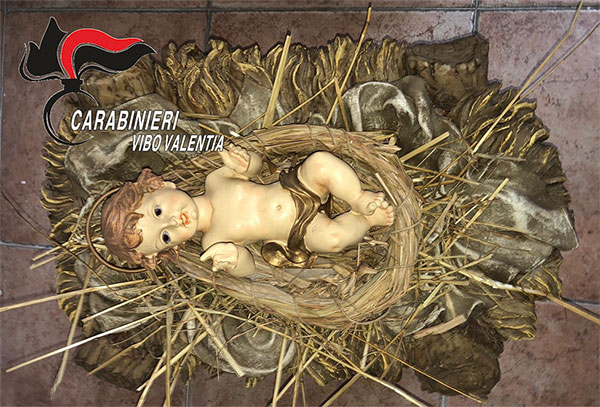 Brucia il presepe in piazza e ruba la statua di Gesù bambino, denunciato 37enne nel vibonese