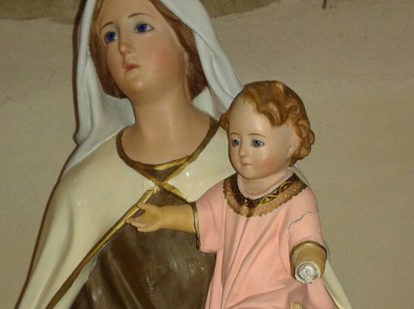 Danneggia statue sacre e deturpa monumento caduti, denunciato 53enne a Belcastro