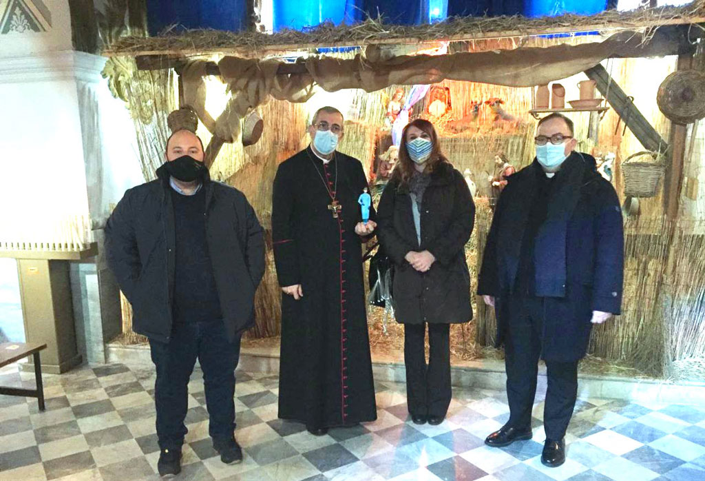 Natale 2020, consegnata statuina infermiera a Monsignor Giuseppe Satriano della Diocesi di Rossano-Cariati