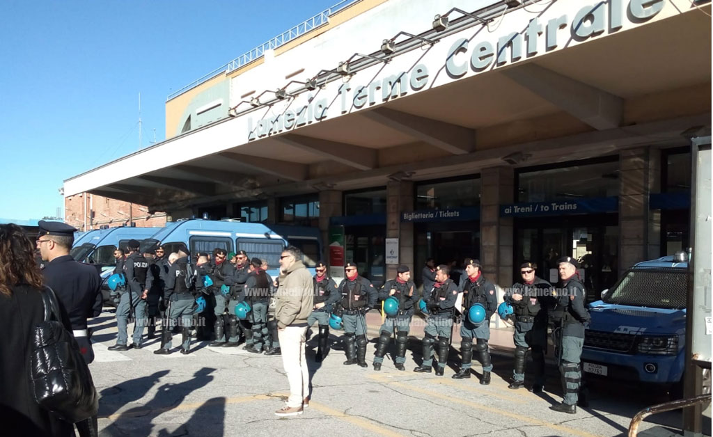 Lamezia, continua protesta ex Lsu-Lpu: polizia blocca accesso alla stazione