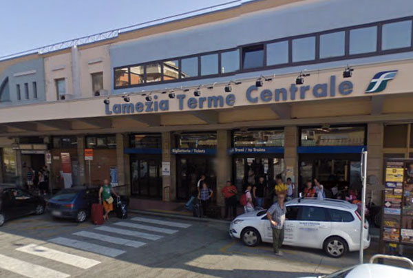 Lamezia: lanciano sassi al passaggio del treno, rotto finestrino