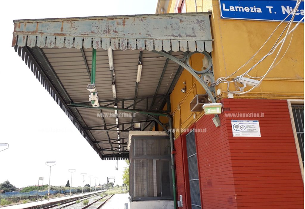 Lamezia, tenta di togliersi la vita lanciandosi sotto un treno: salvata da polizia e carabinieri