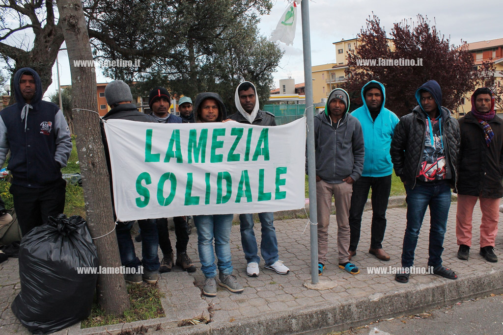 stiscione-immigrati-aprile-2015.jpg