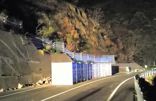 Caduta massi sulla Ss107 a Paola, riaperta strada a senso unico alternato 
