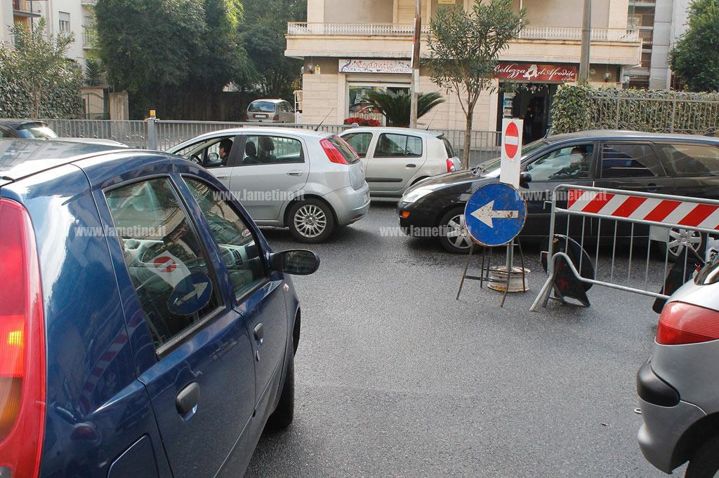 strada-chiusa-al-traffico-via-cavalerizza-1.jpg