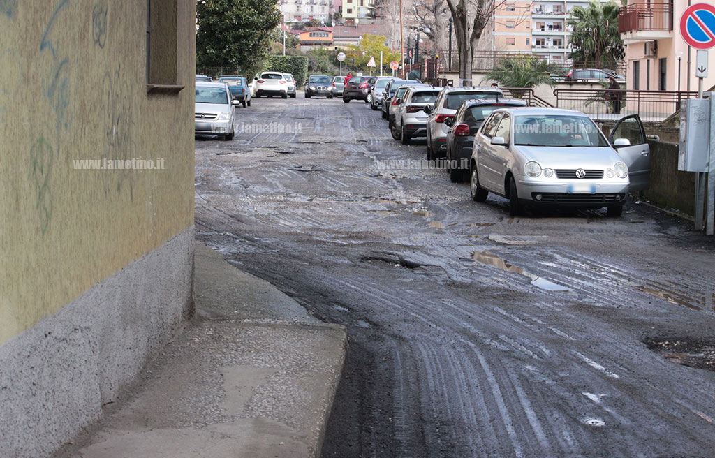 Lamezia, buche e disagi in diverse vie della città per automobilisti e pedoni: la denuncia di cittadini e associazioni
