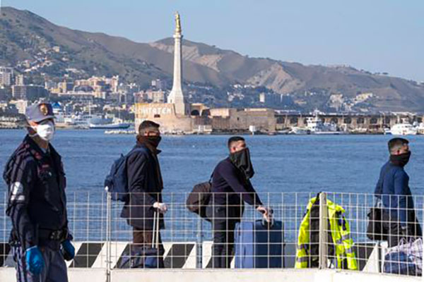 Coronavirus, ministro De Micheli firma "Decreto Sicilia": stop trasporto persone nello Stretto