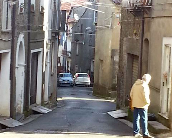 Calabria: Chiusura strada a Decollatura, il timore degli anziani di via Roma