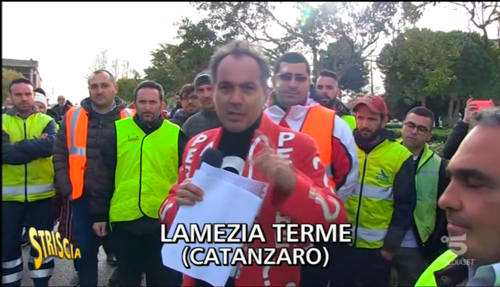 Lamezia, sit-in lavoratori precari: le telecamere di "Striscia la Notizia" all'aeroporto