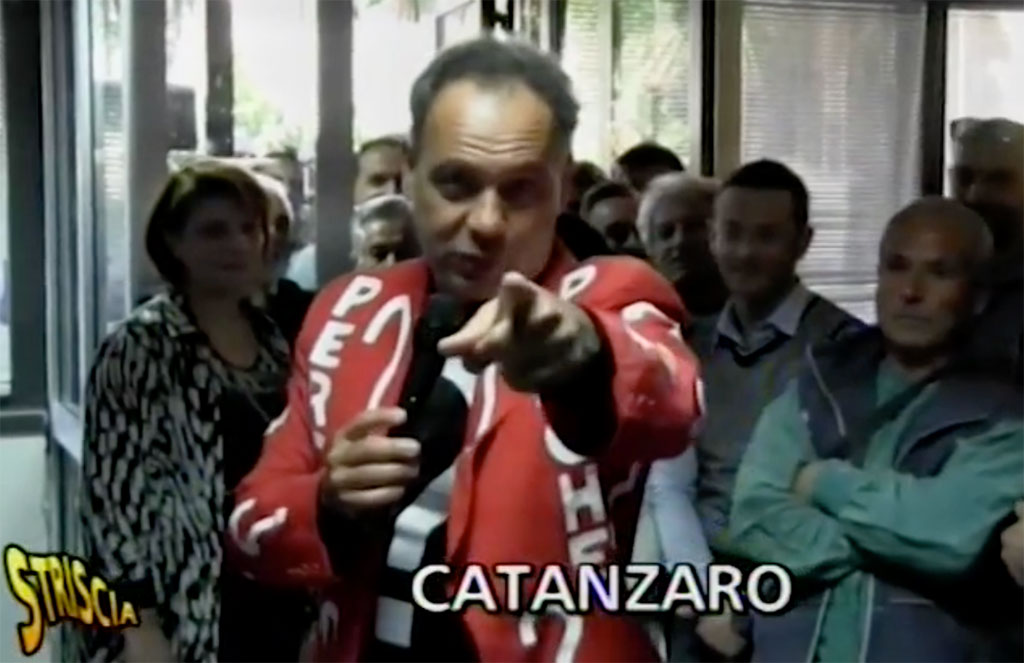 Attese infinite al centro per l'impiego, le telecamere di Striscia a Catanzaro - VIDEO